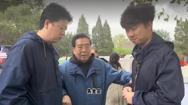 84岁李双江出席活动被偶遇，老态龙钟要人扶，妻儿均未露面陪伴插图11