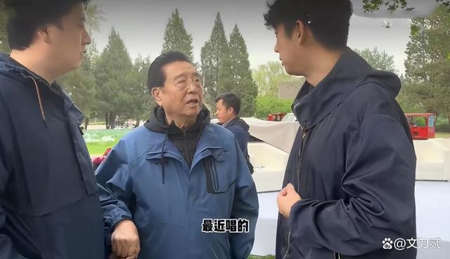 84岁李双江身体状况堪忧？站立都困难需要搀扶，站一会嘴唇都白了插图11