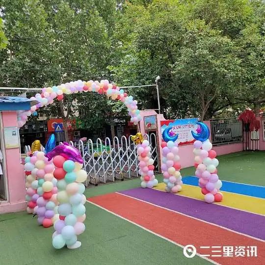 宝鸡渭滨一幼儿园门上搭建气球拱门被城管拆除！当事人：不合理插图