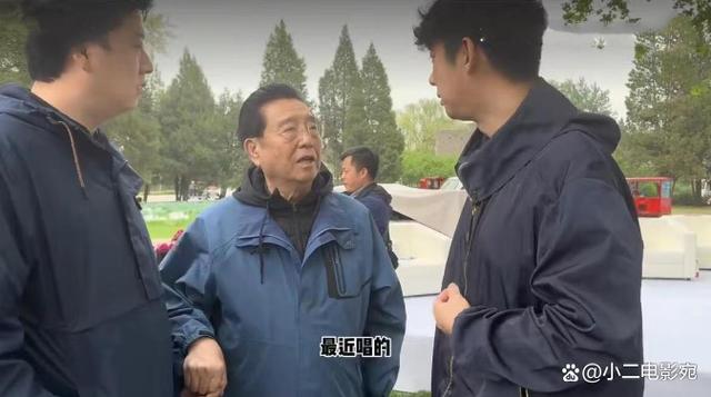 84岁歌唱家李双江罕现身，行走步履蹒跚需人扶，而梦鸽久未露面插图11